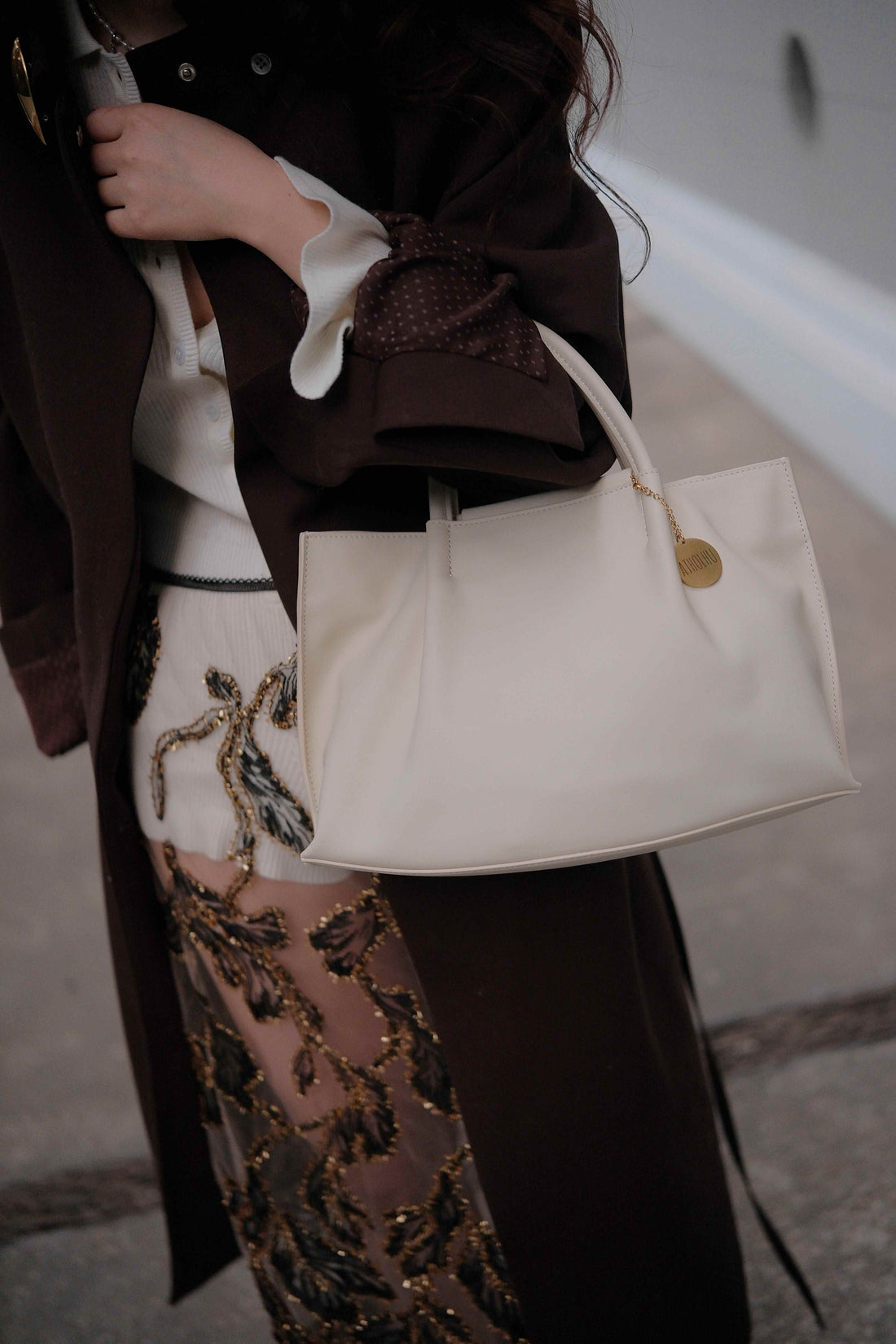 ATHOLHU Tote 32 Small leather bag in cream, red wine and black - styling guide for work and weekend outfits